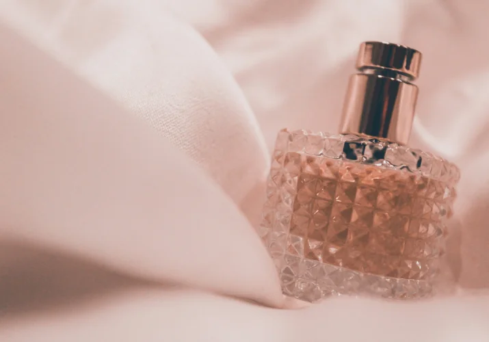 Αρώματα vs. Eau de Toilette: Ποιες είναι οι διαφορές τους;>