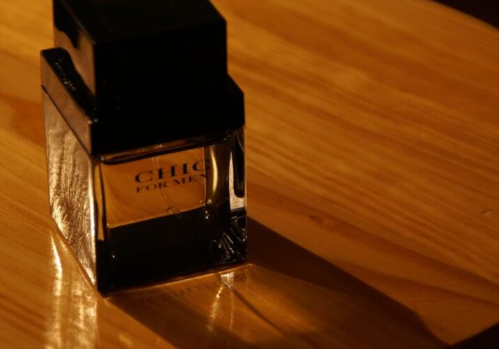 Τα καλύτερα ξυλώδη αρώματα που αναδεικνύουν τη φυσική σας κομψότητα>