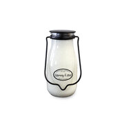 MILKHOUSE CANDLE Κερί με άρωμα δεντρολίβανου και μέντας Μπουκάλι γάλακτος μεγάλο 396 γρ.