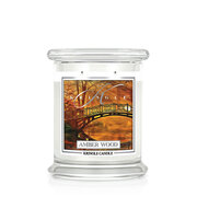 Kringle Candle Amber Wood μεσαίο αρωματικό κερί 2 φυτιλιών (411g)