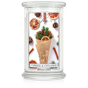 Μεγάλο αρωματικό κερί Kringle Candle Cypress & Cinnamon με 2 φυτίλια (624 g)