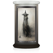 Κερί Kringle Halloween Print Based Moody Witch με μεγάλο αρωματικό κερί με σκουπόξυλο με 2 φυτίλια (624 g)